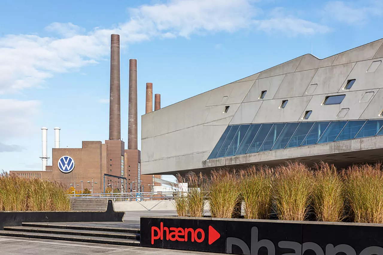 museum-phaeno-mit-grossem-volkswagengebäude-im-hintergrund