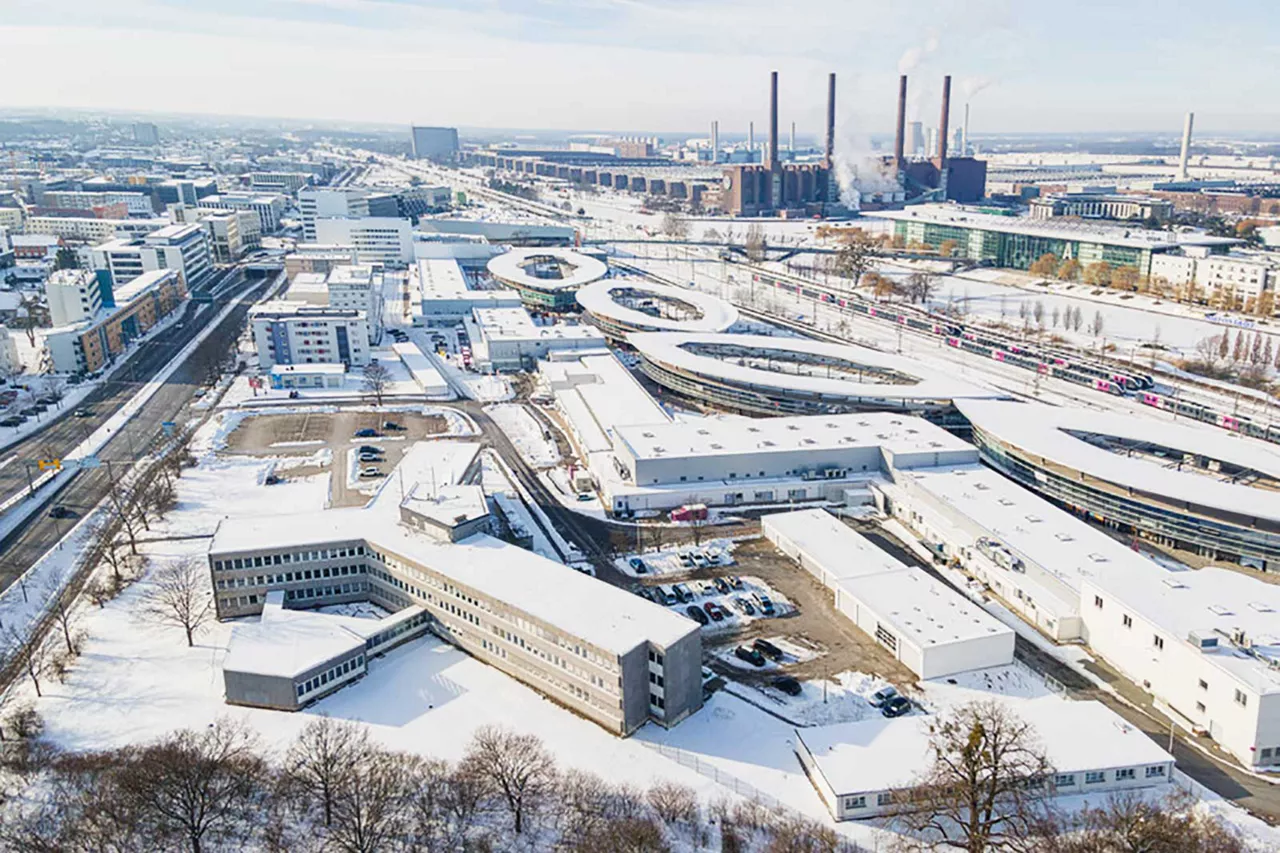 ausblick-auf-wolfsburg-mit-dem-designer-outlet-und-volkswagen-im-vordergrund