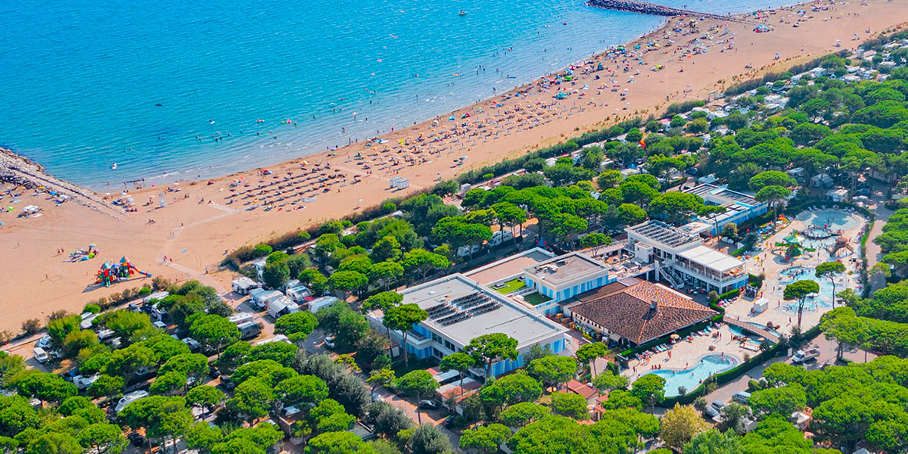 Zdjęcie z lotu ptaka przedstawia widok pięknego hotelu przy plaży.