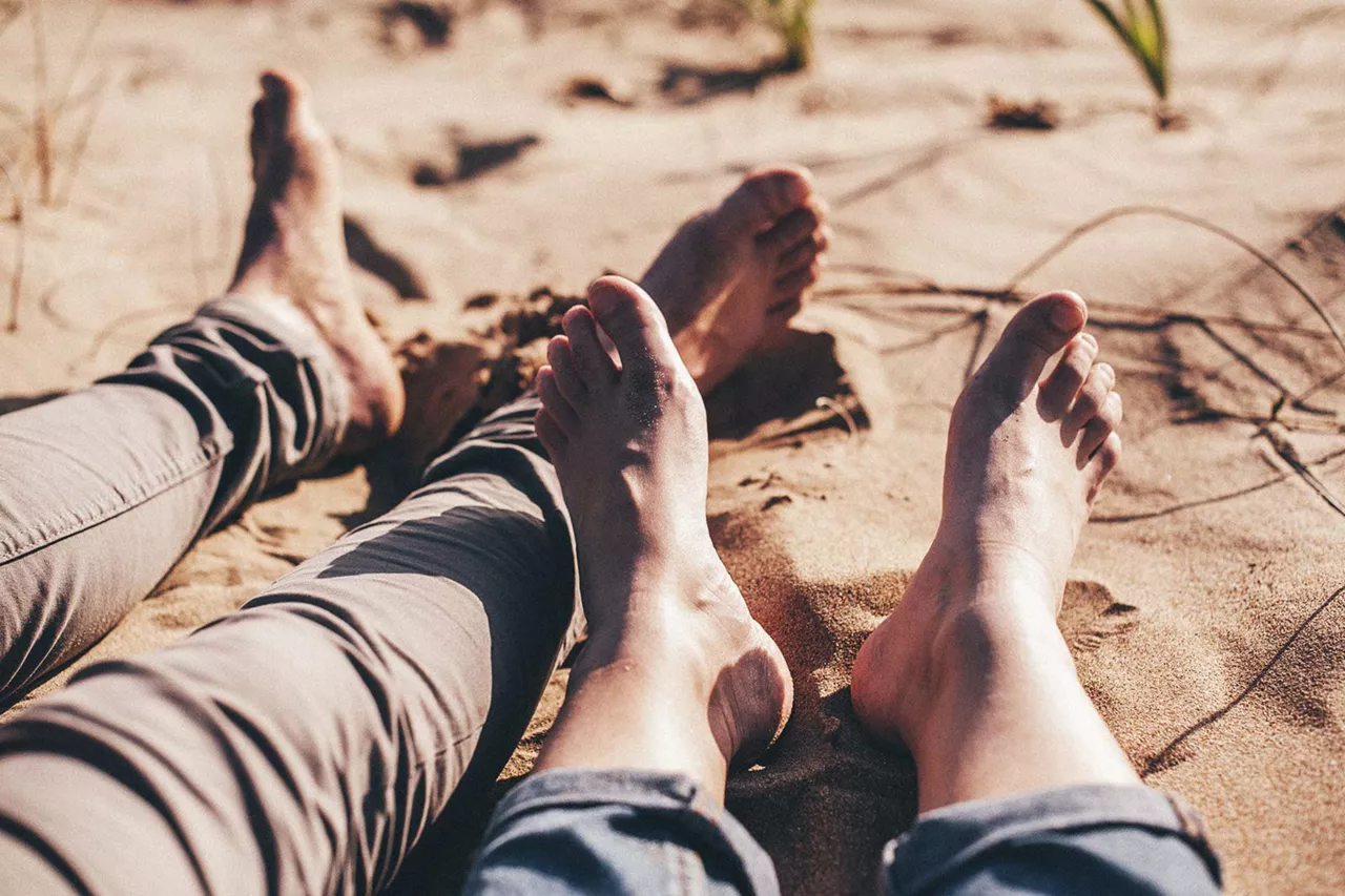 füsse-zweier-personen-im-sand