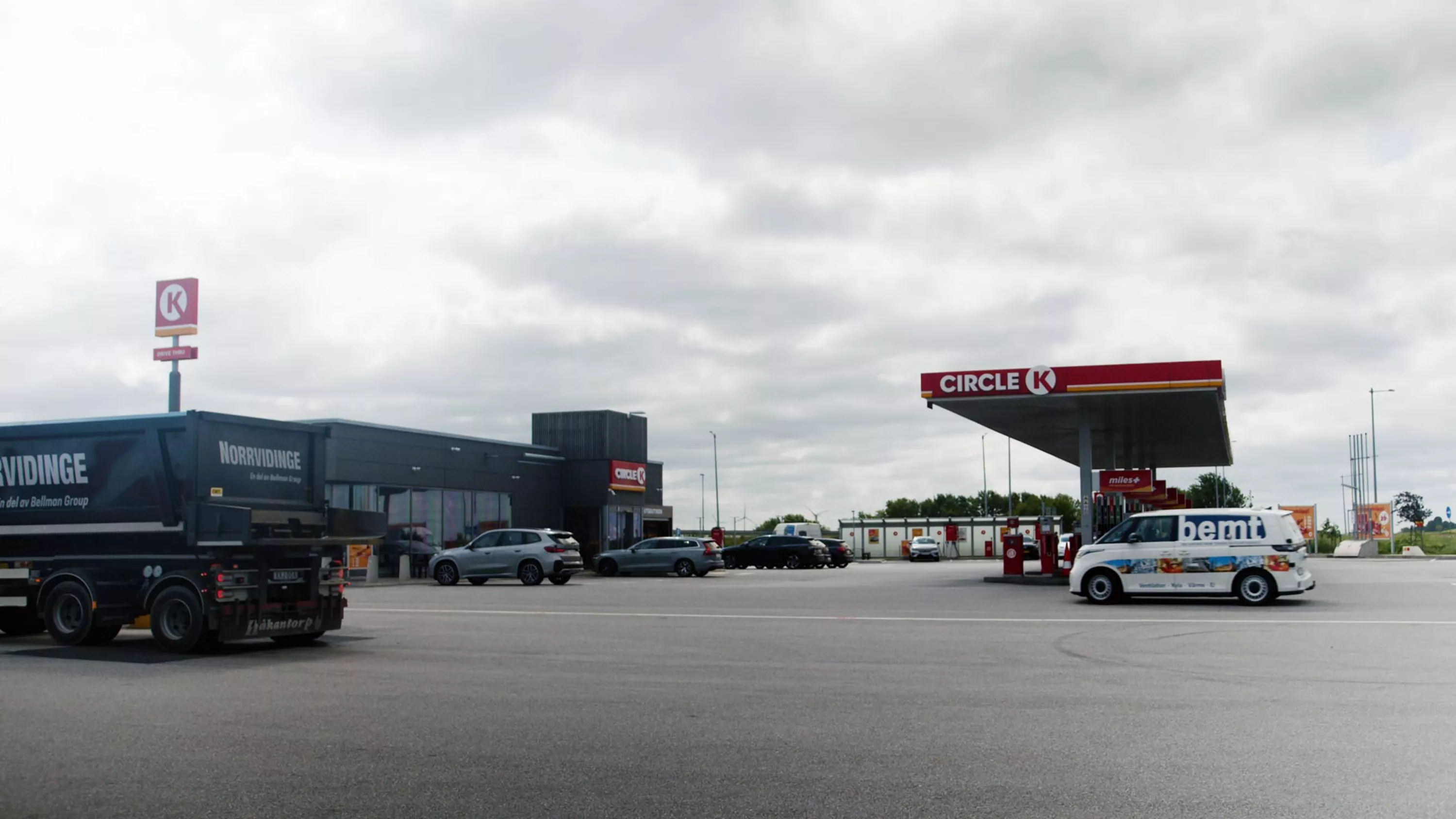 En bemt-profilerad Volkswagen ID Buzz Cargo står framför en bensinmack.