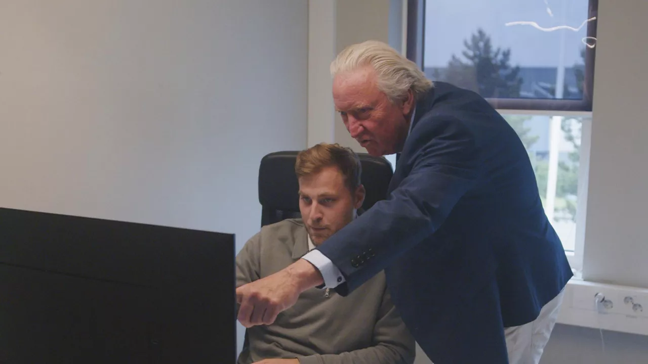 Två personer står framför datorn. Personen till höger är VD för bemt.