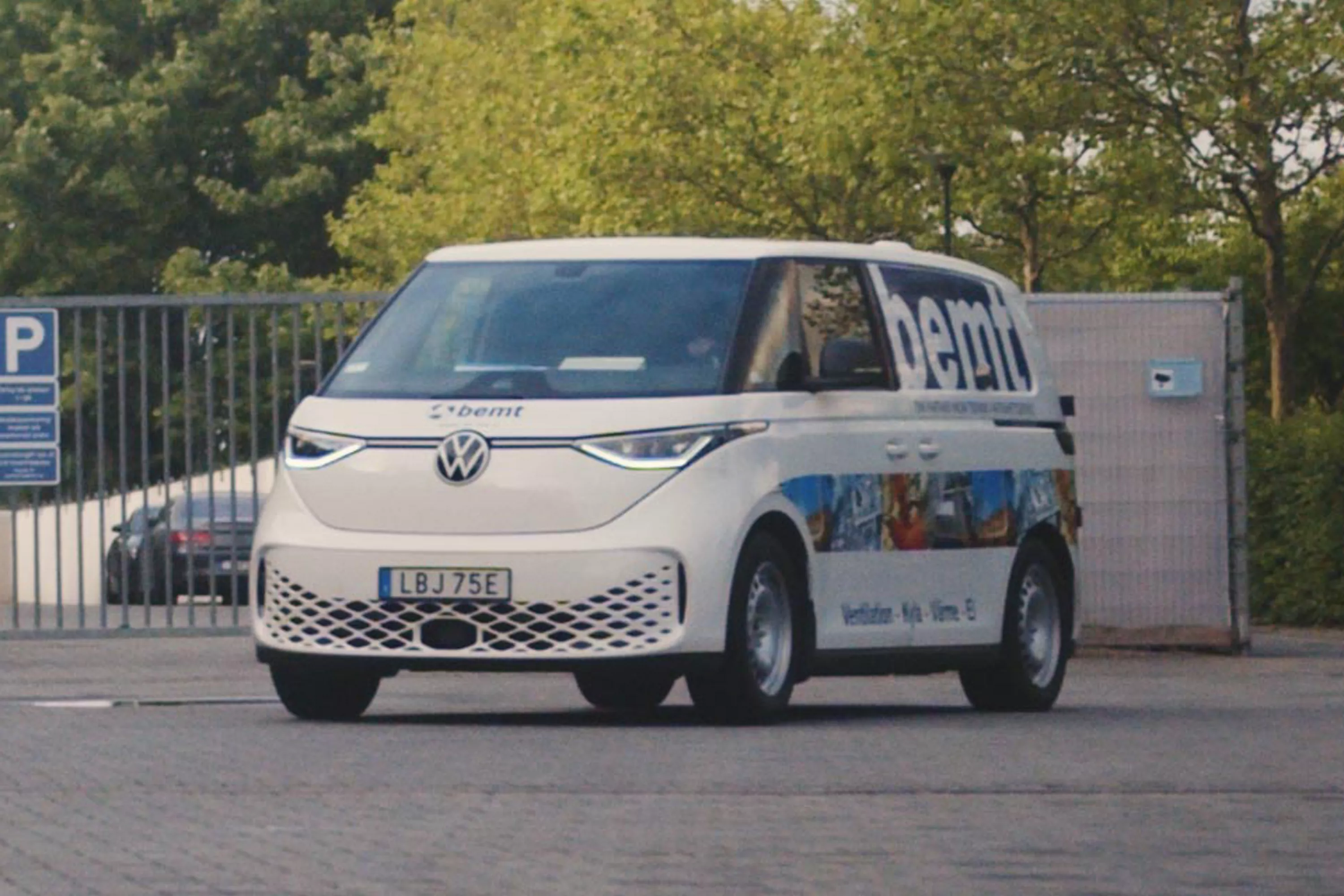 En Volkswagen ID Buzz som är stripead med bemt AB:s företagsprofil.