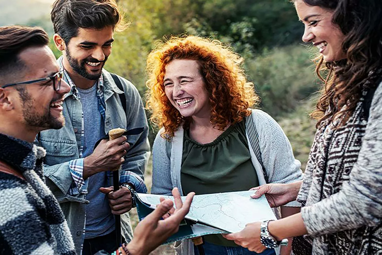 personen-lachen-und-haben-eine-wanderkarte-in-der-hand