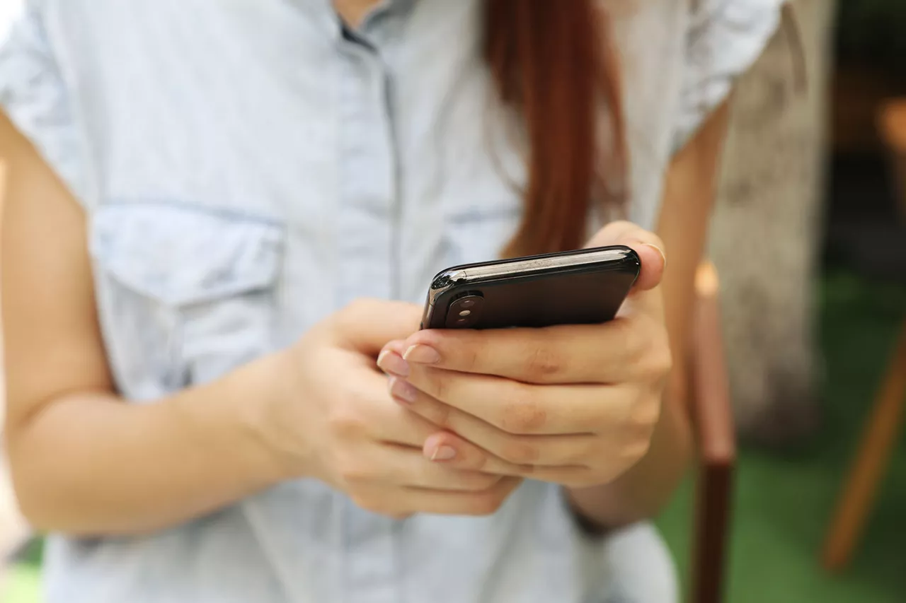 person-tippt-auf-einem-smartphone