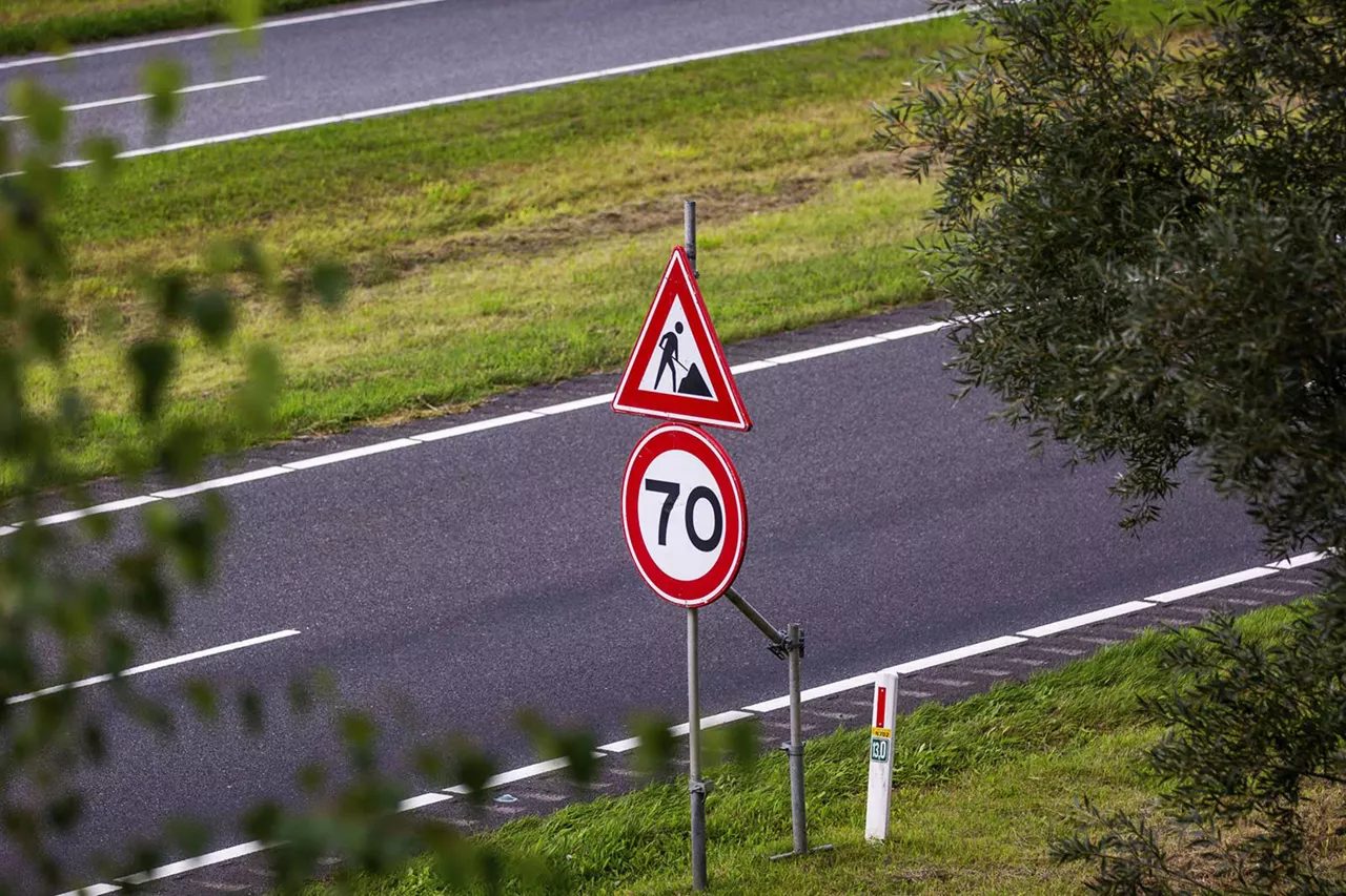 baustellenschild-und-geschwindigkeitsschild-auf-autobahn