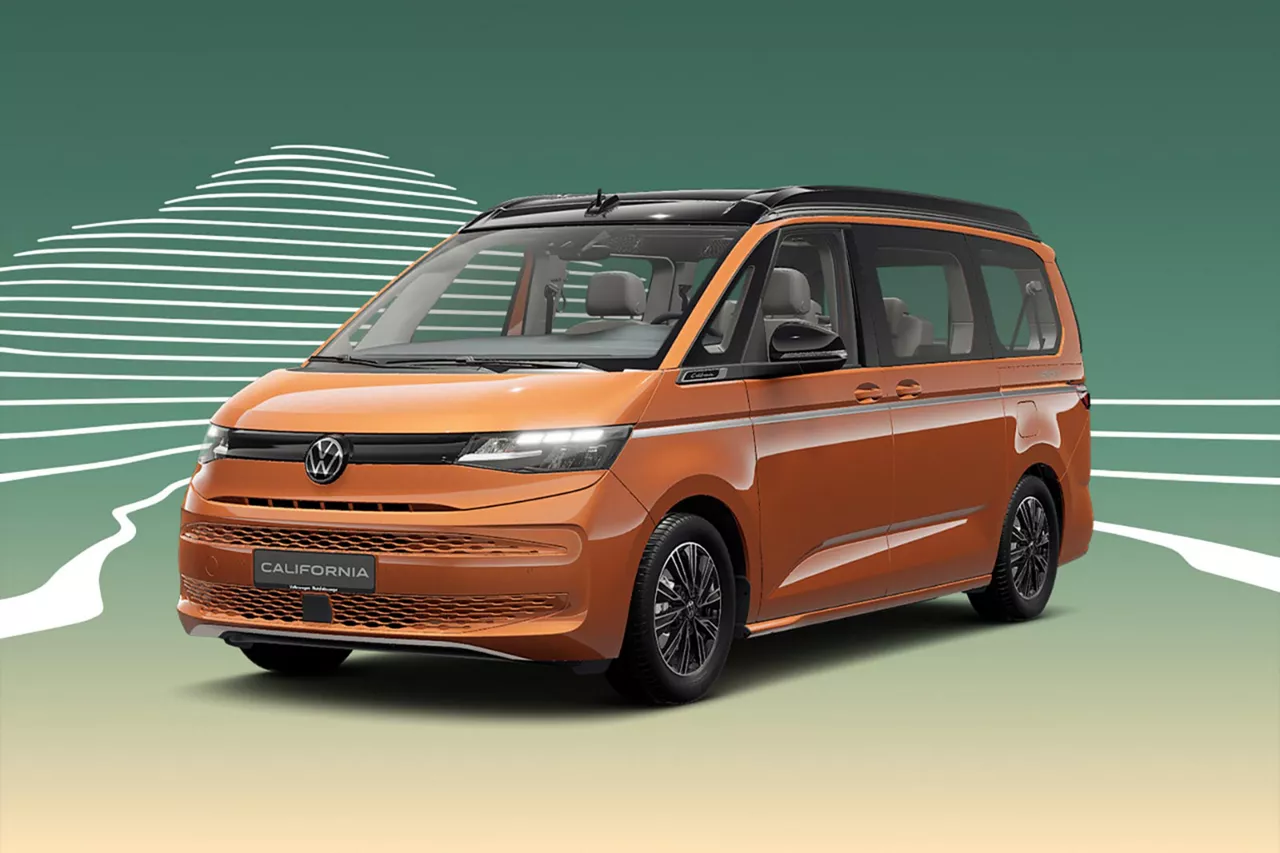 Orangener VW California Beach steht leicht schräg vor grafischem, grünem Hintergrund mit stilisierten Linien