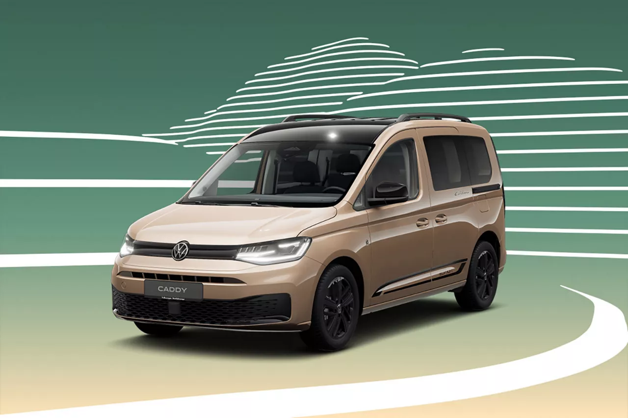 Bronzefarbener VW Caddy California steht leicht schräg vor grafischem, grünem Hintergrund mit stilisierten Linien
