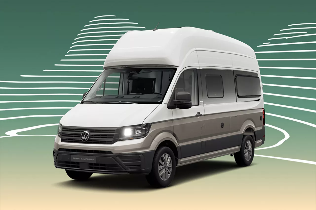 Silber-weißfarbener VW Grand California steht leicht schräg vor grafischem, grünem Hintergrund mit stilisierten Linien