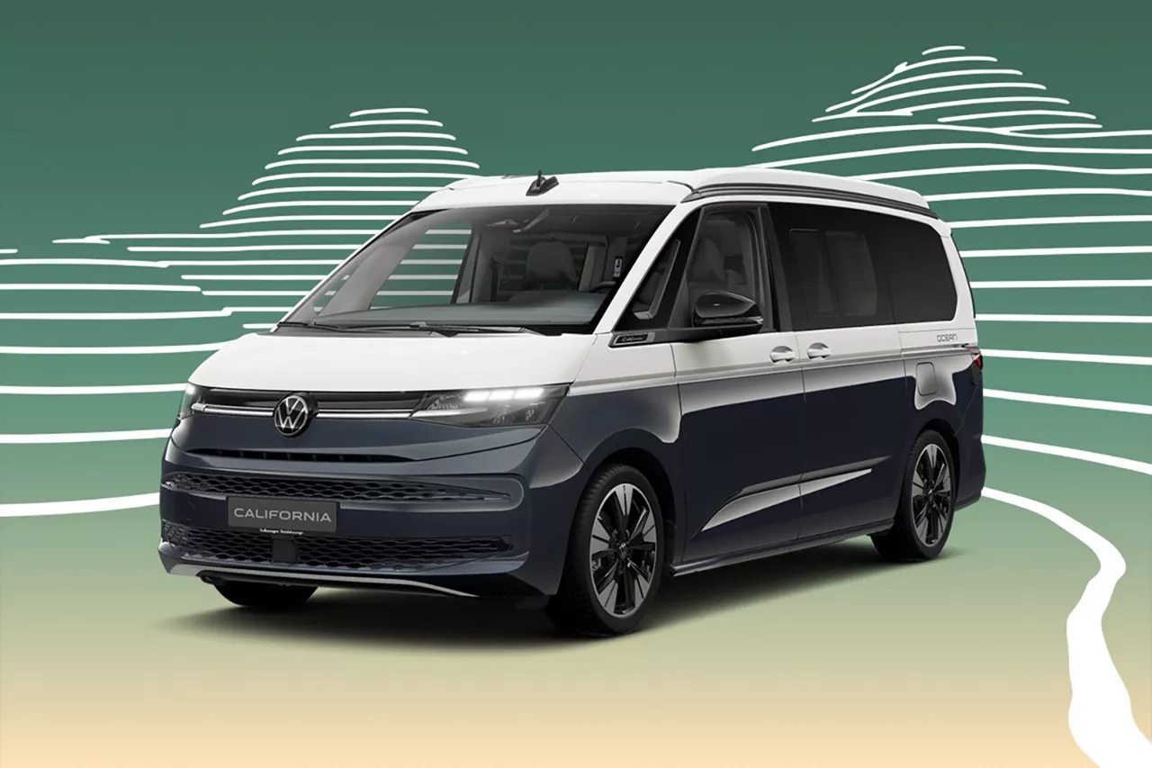 Blauer VW California Ocean steht leicht schräg vor grafischem, grünem Hintergrund mit stilisierten Linien