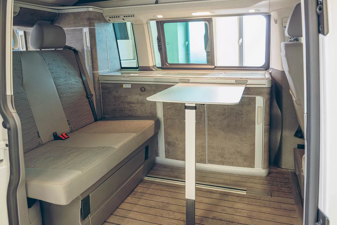 sitzbank-mit-tisch-in-einem-vw-california-ocean