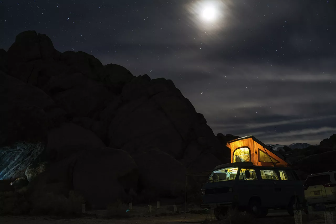 vw-california-mit-beleuchtetem-aufstelldach-in-der-nacht-bei-mondschein