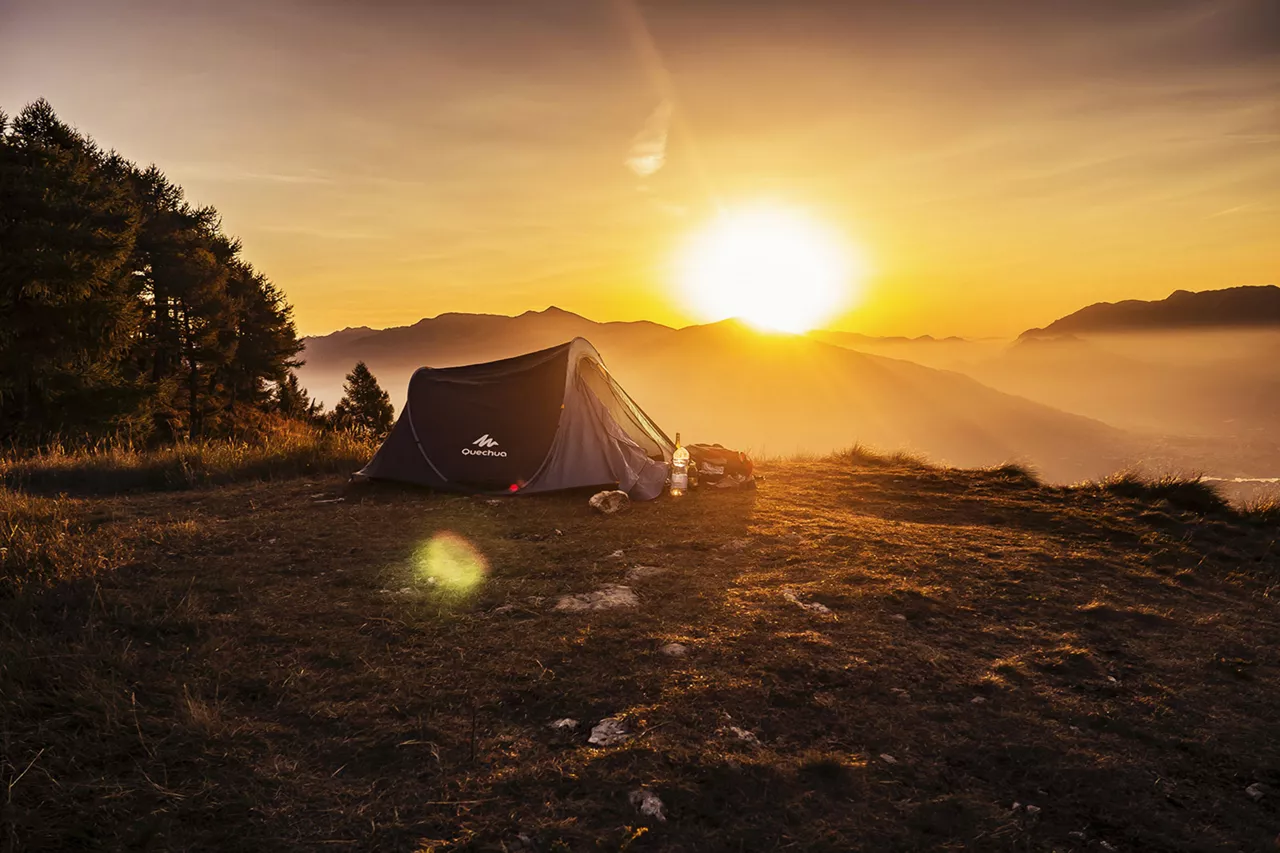 zelt-auf-berg-bei-sonnenaufgang