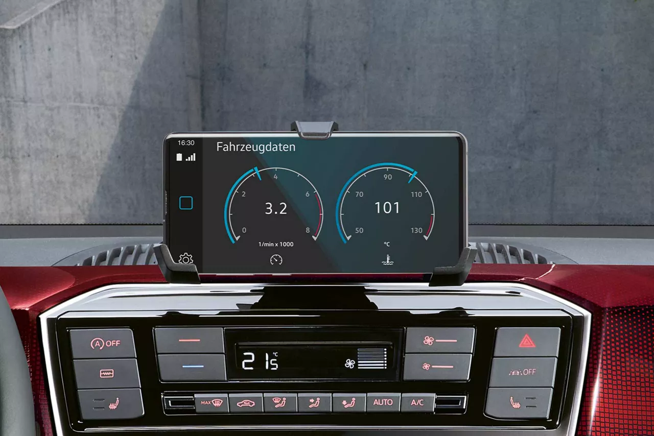 Digitales Fahrzeugcockpit mit Anzeige von Fahrzeuginformationen und Geschwindigkeitsdaten