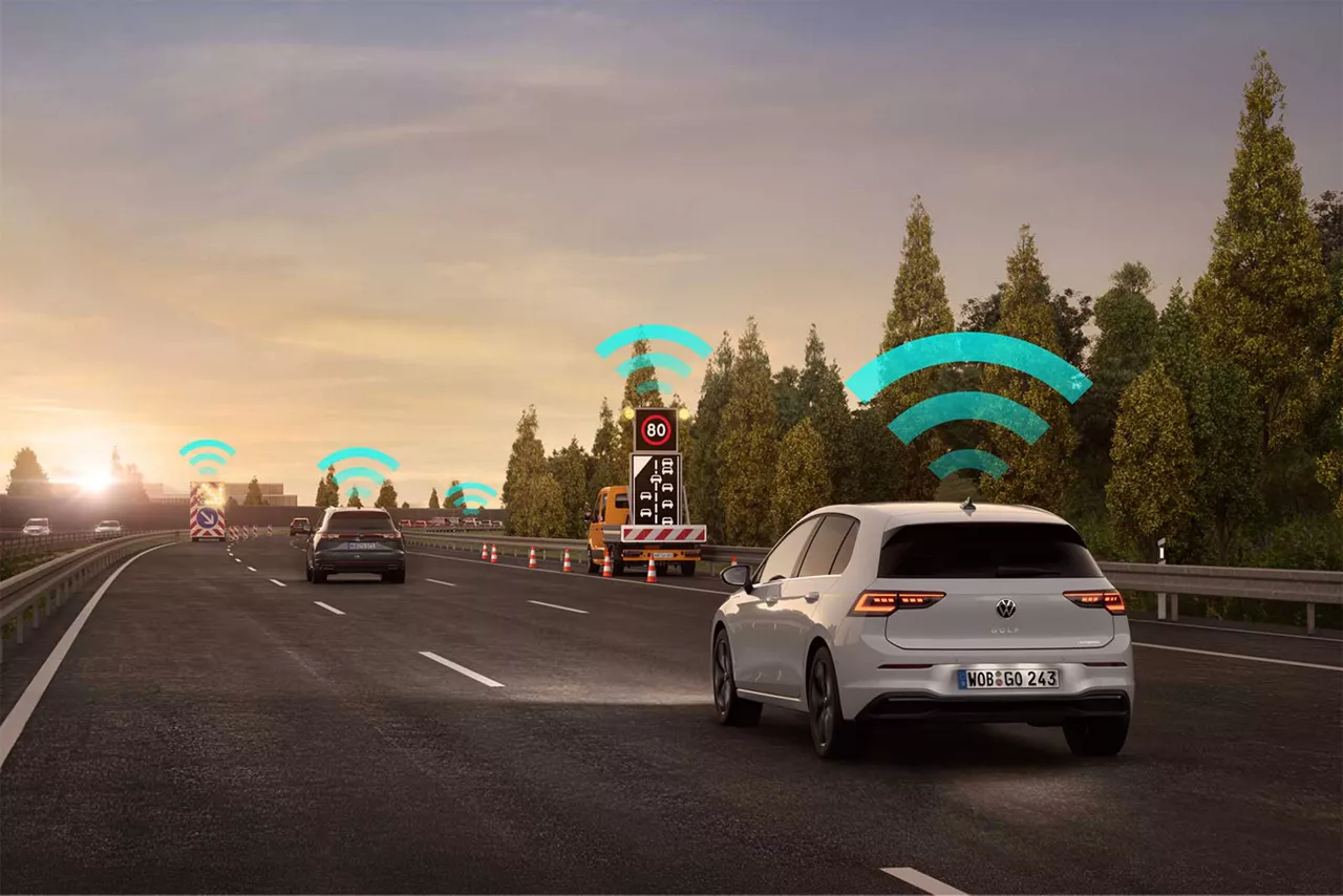 Fahrzeuge auf der Autobahn mit digitaler Warnung vor einem Hindernis durch eine Baustelle