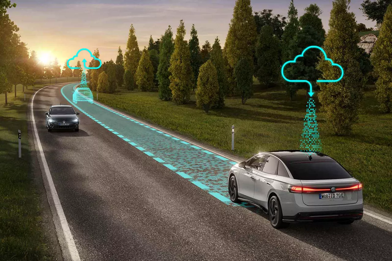 Zwei Elektroautos auf Landstraße mit visualisierter Cloud‑basierter Fahrzeugvernetzung
