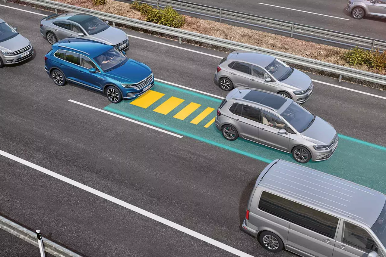 Mehrere Fahrzeuge auf der Autobahn mit visualisierter Warnung vor stockendem Verkehr