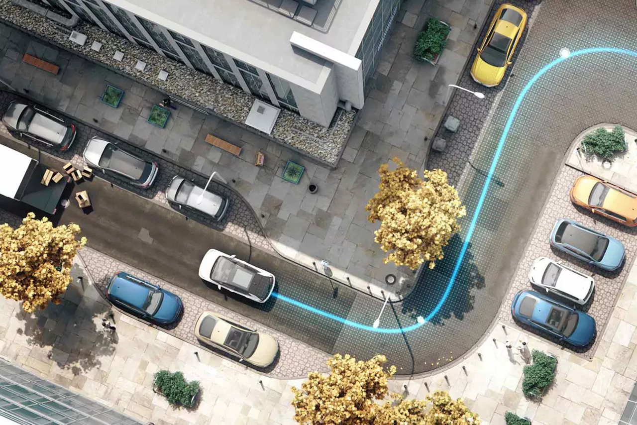 Stadtstraße aus der Vogelperspektive mit Fahrzeugen und digitaler Markierung einer Gefahrenstelle