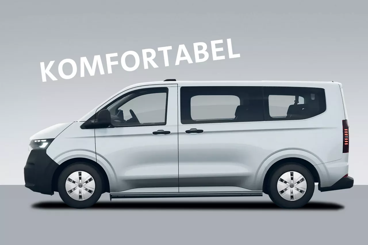Silberne VW Caravelle steht seitlich vor grauem Hintergrund mit Schriftzug komfortabel dadrüber