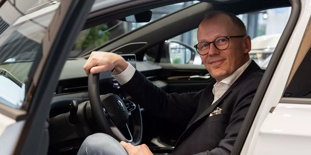 Carl Franke, affärsområdeschef på Fleet Support, sitter i förarsätet på en Volkswagen.