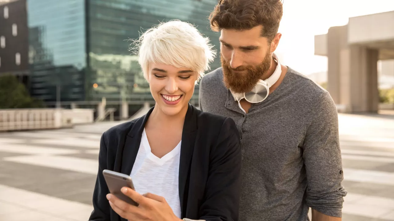 Zwei Personen mit Smartphone