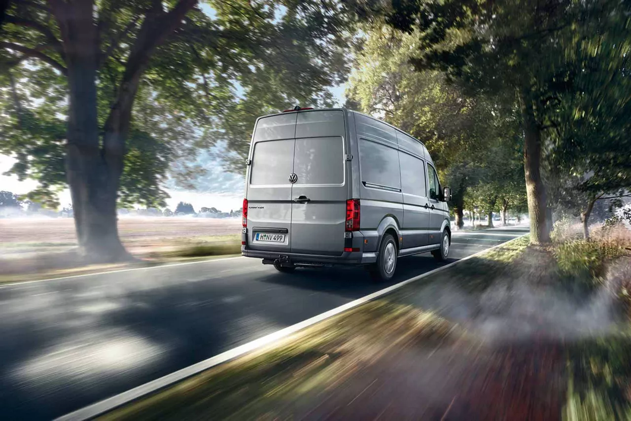 Crafter fährt auf einer Landstrasse bei Sonnenschein