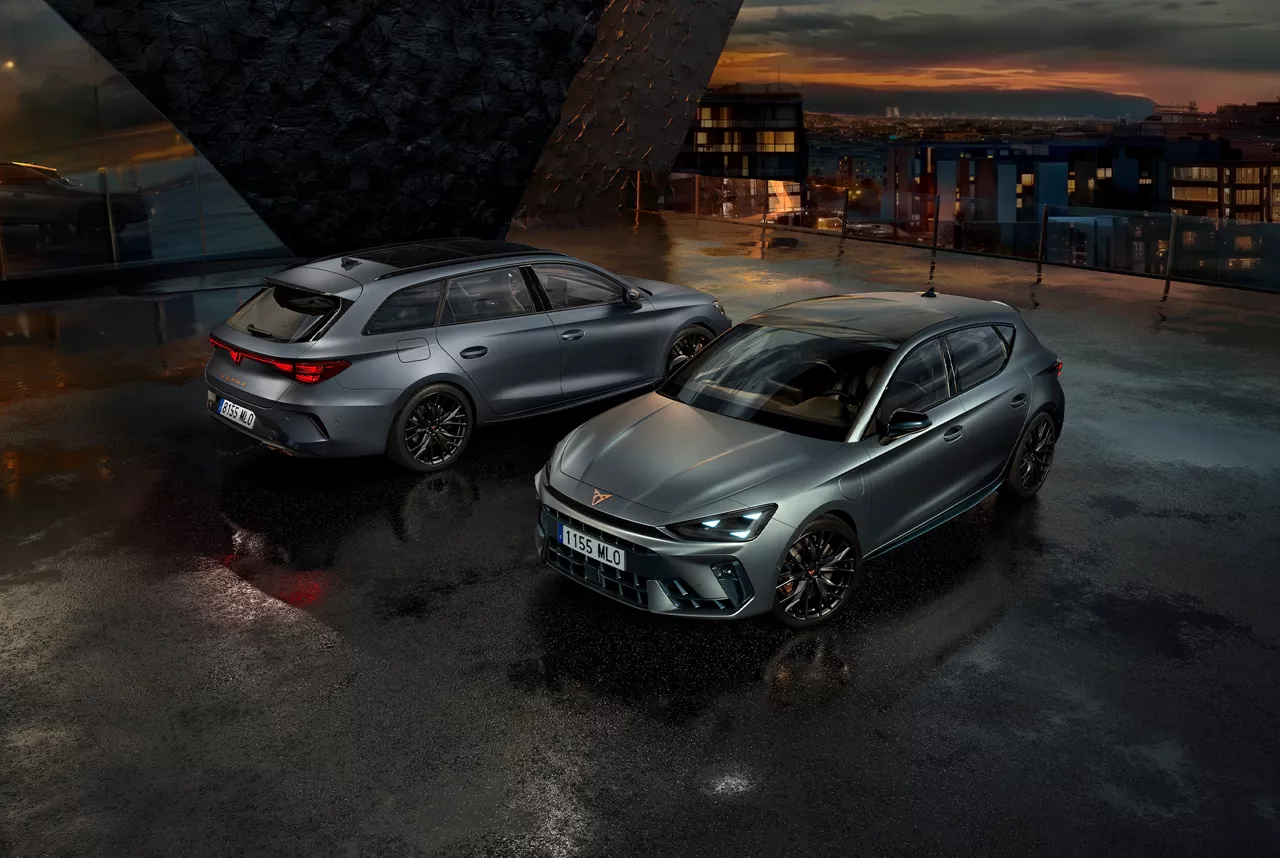 Un coche de Renting Cupra Leon, en una sala, vista lateral