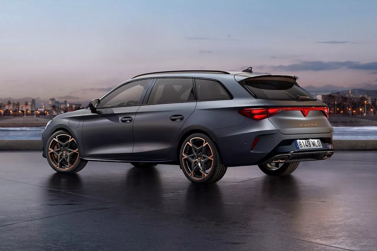 Un coche Cupra León en la carretera, vista lateral