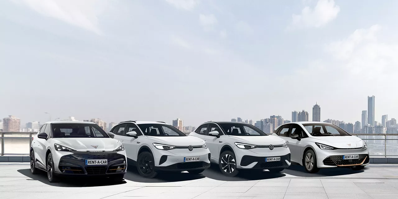 cupra-tavascan-vw-id-4-vw-id-5-und-cupra-born-in-einer-reihe-vor-einer-skyline
