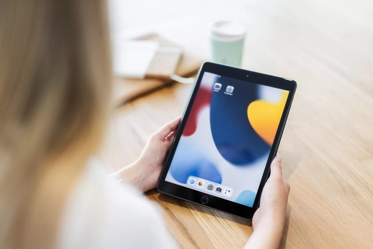 Femme qui tient une tablette 