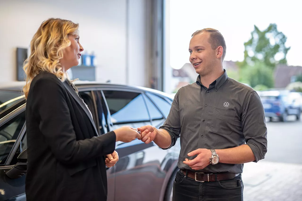 Homme qui discute avec une femme et lui donne une clé