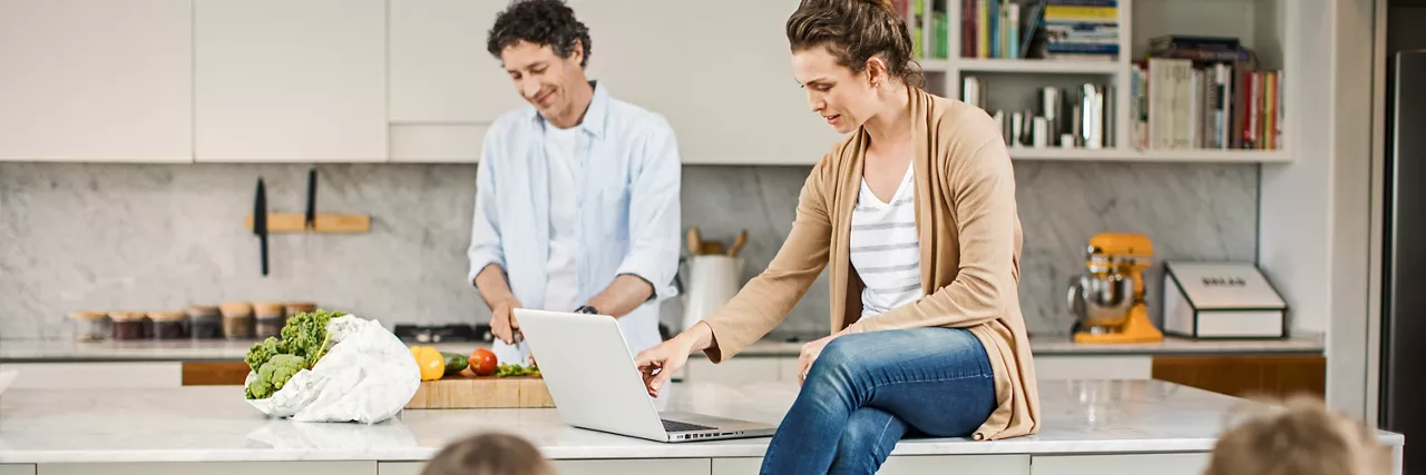 Sparkonto für die Tochter: Familie spielt Fangen.