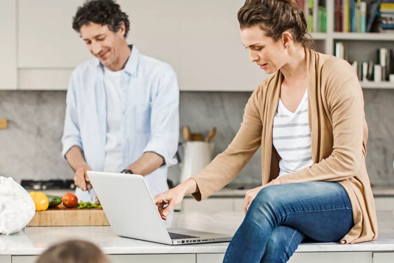 Sparkonto für die Tochter: Familie spielt Fangen.