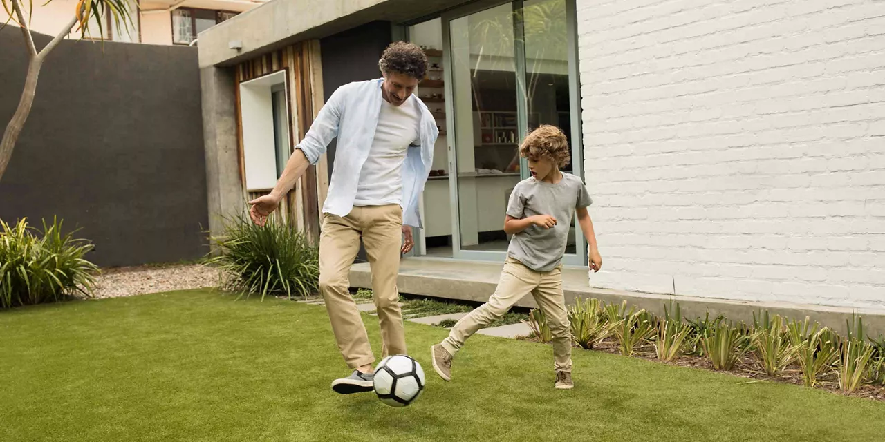 Vater und Sohn spielen dank Rahmenkredit als Geldreserve sorgenfrei Fußball.