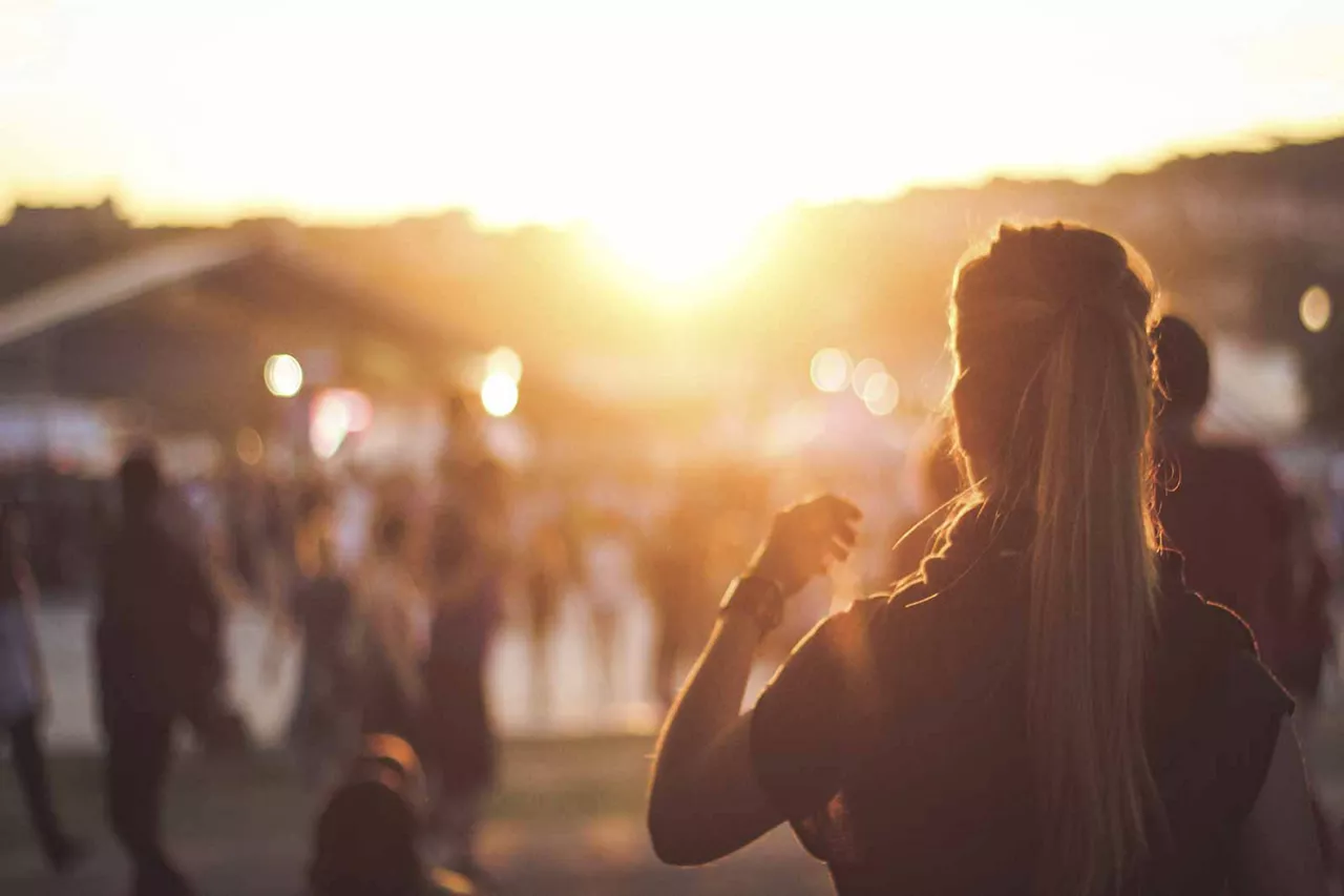 gut-gelaunte-frau-bei-sonnenuntergang-bei-festival