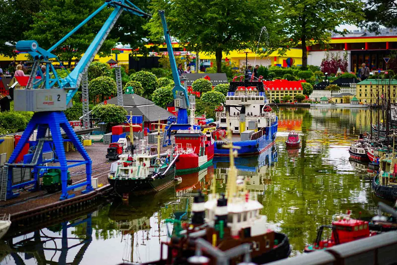 Aus Lego erbaute Boote schwimmen auf Wasser im Legoland