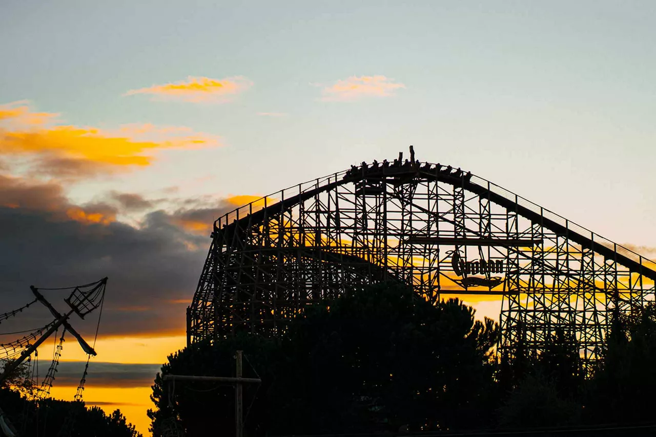Fernaufnahme einer Achterbahn bei Sonnenuntergang