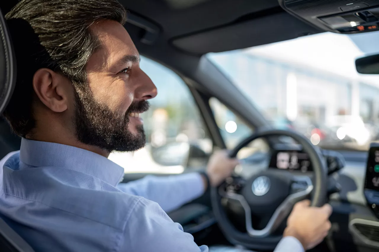 Mann an Steuer von VW testet autonomes Fahren