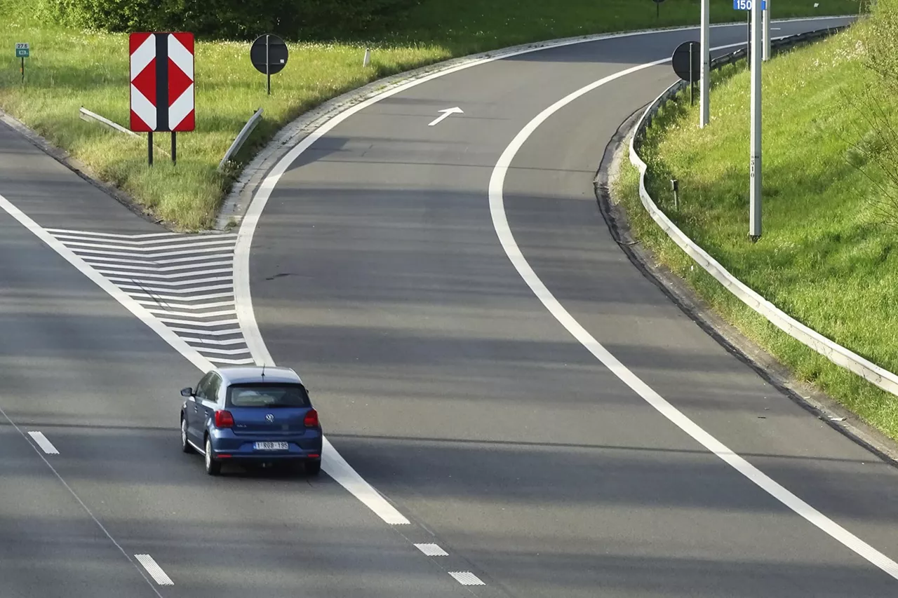 fahrzeug-auf-autobahn-fährt-an-ausfahrt-vorbei