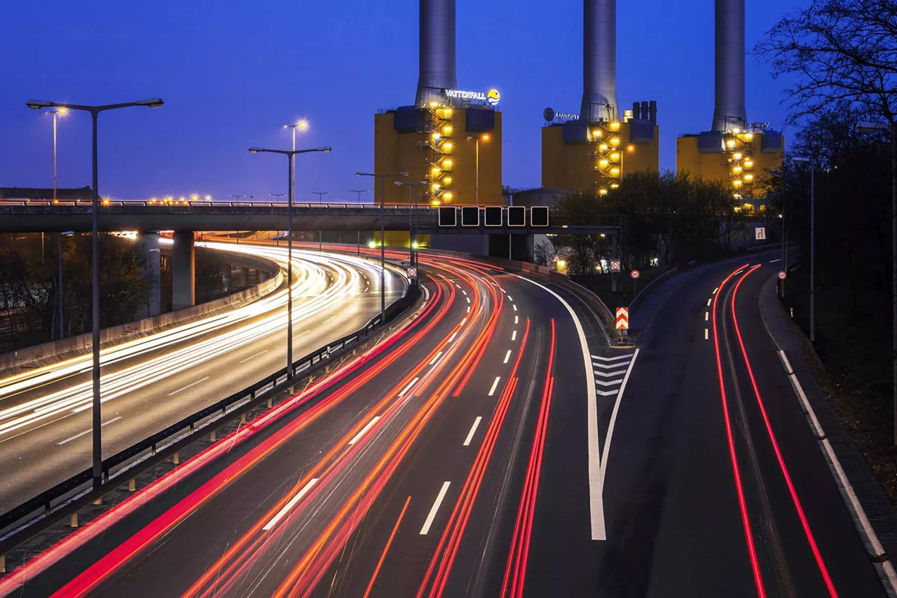 langzeitbelichtete-scheinwerfer-und-rücklichter-von-fahrzeugen-auf-autobahn