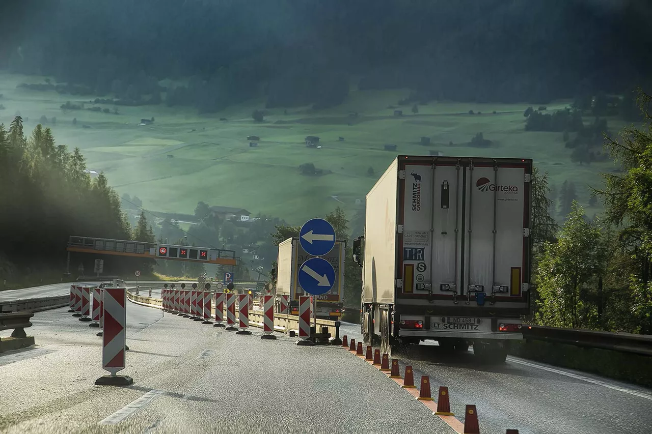 lkw-durchfahren-eine-baustelle-auf-der-autobahn