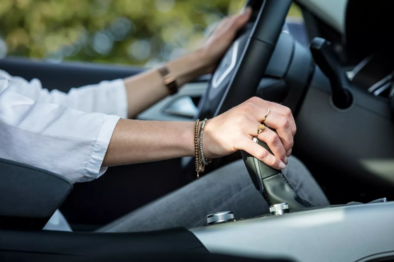 Fahrer vor Lenkrad im Dienstwagen.