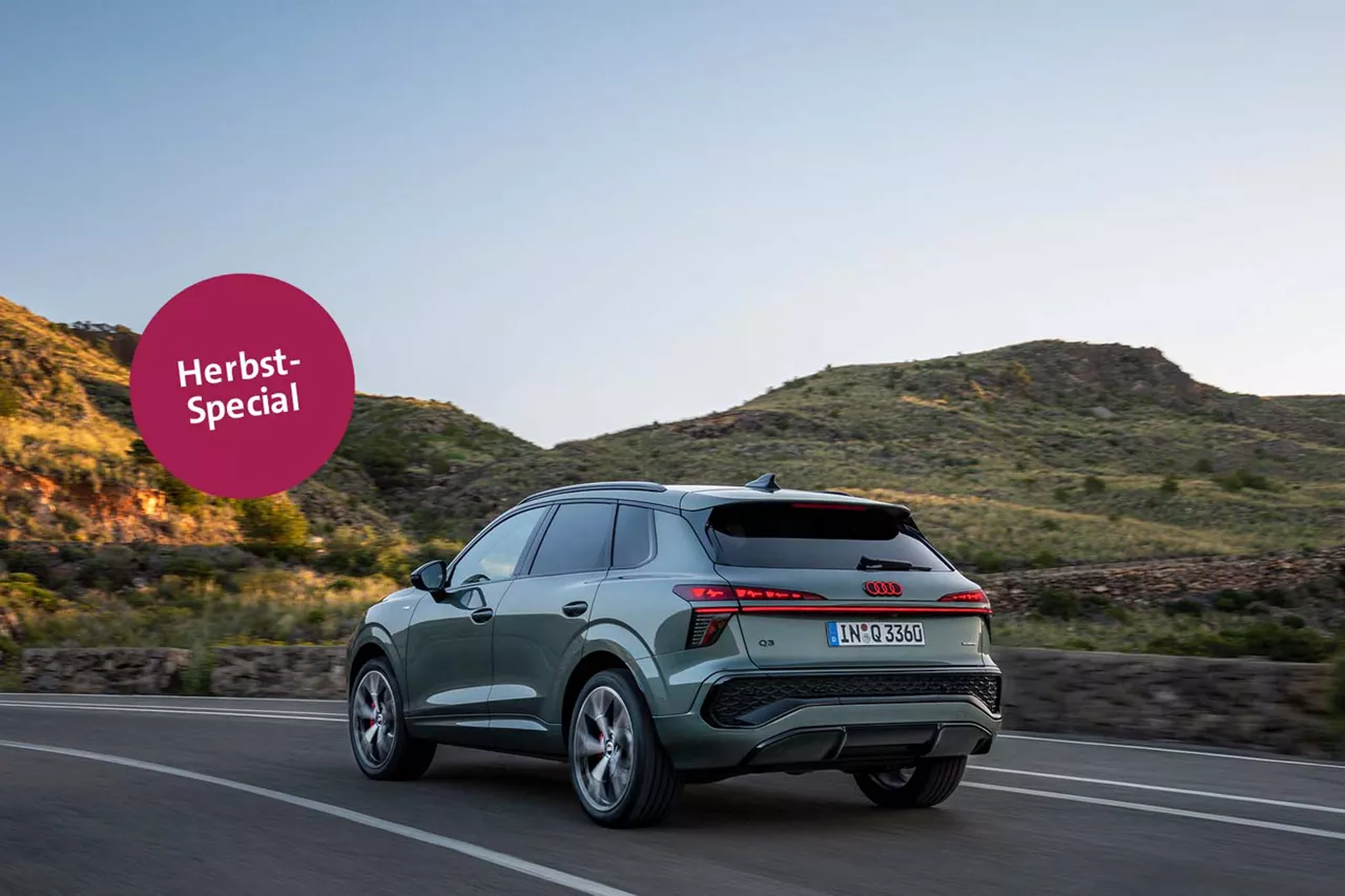 Audi Q5 SUV fährt auf Landstraße durch hügelige Landschaft, hinten am Fahrzeug fotografiert, mit eingeblendeter Grafik "Herbst-Special"