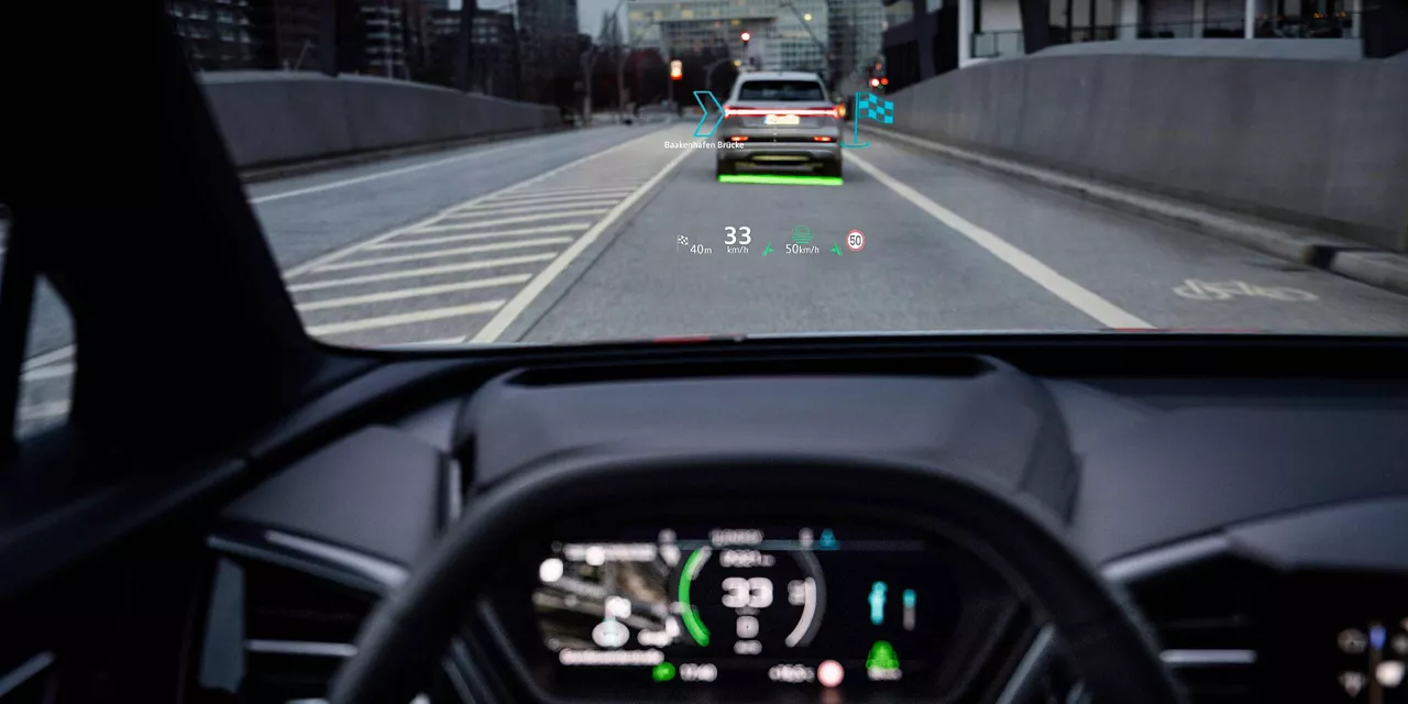 headup-display-in-der-frontscheibe-eines-autos-mit-vorausfahrendem-fahrzeug