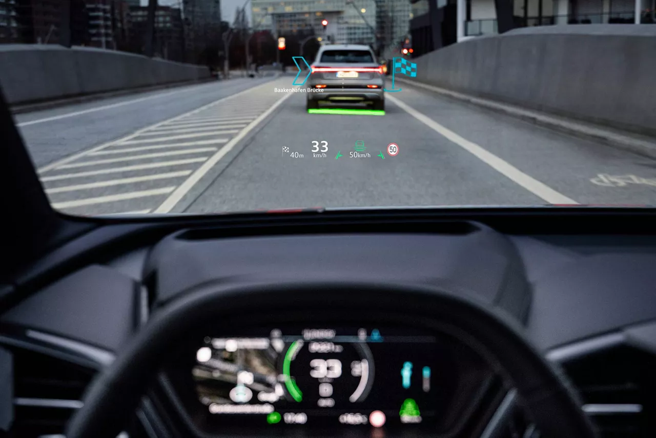 headup-display-in-der-frontscheibe-eines-autos-mit-vorausfahrendem-fahrzeug