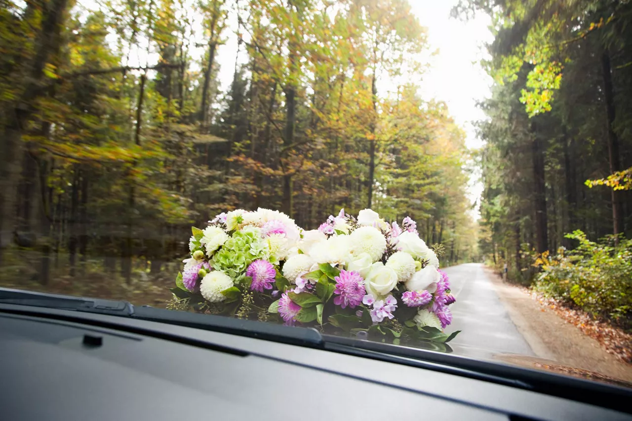 blumengesteck-auf-motorhaube-eines-fahrzeuges