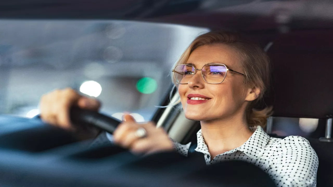 Fahrerin ist im Dienstwagen durch Versicherungen und mehr von VWFS geschützt.