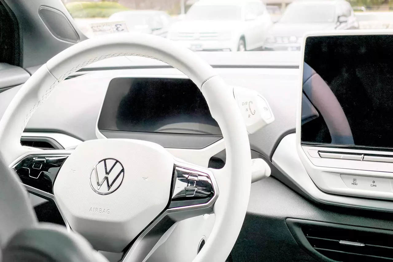 Lenkrad und Displays im Cockpit eines VW ID.4