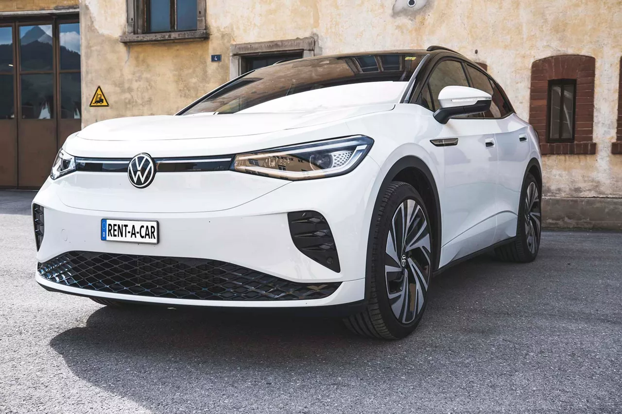 Weißer VW ID.4 steht vor einem rustikalem Gebäude