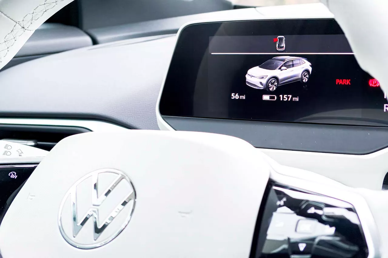 Weißes Lenkrad und Fahrerdisplay in einem VW ID.4